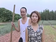 農家色情片 看見嫂子田裏蹲腰乳溝都出來了